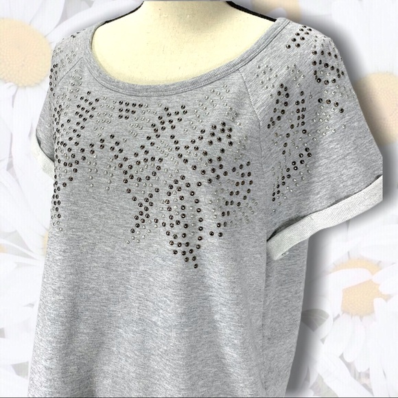 3/$10🙌 Studded Gray Short Sleeve Sweatshirt XL - Picture 1 of 15
